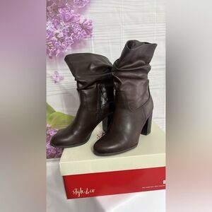 New!
Brown 
Size 6 1/2